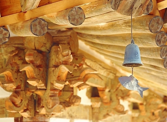 포토 JPG 주간 한국전통 시설물 건축 종교 고건축 불교 한국건축 종교건축 지붕 기와 풍경 사람없음 야외 동양건축 종 처마 경쇠 선운사 풍경종 국내포토 자연요소 전통 건축물 한국 사찰 불교용품 고창 파일형식 동양