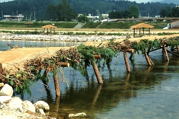 포토 JPG 주간 시설물 현대건축 건축 고건축 교통시설 자연 산 한국 풍경 사람없음 야외 강 반사 시골 원두막 나무다리 가교 국내포토 자연요소 건축물 아시아 교통 다리_건축물 시설 생태계 파일형식