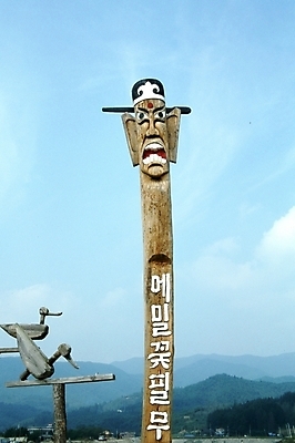 포토 JPG 주간 한국전통 전통 종교 조각 종교용품 사람없음 야외 조각상 작품 무속 무속신앙용품 장승 미신 조각_조소 국내포토 자연요소 한국 미술 조형물 조소 파일형식