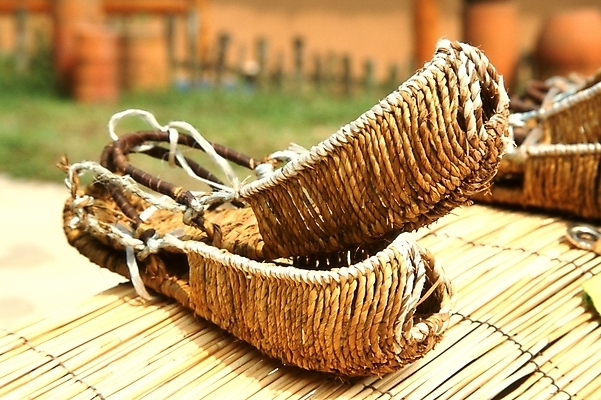 포토 JPG 주간 한국문화 한국전통 전통 잡화 생활용품 신발 장신구 전통소품 한국 근접촬영 사람없음 야외 전통의상 오브젝트 짚신 국내포토 자연요소 동양문화 아시아 뷰포인트 파일형식