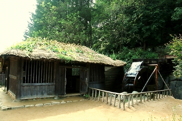 포토 JPG 주간 한국전통 시설물 건축물 건축 고건축 한국건축 자연 주택 초가집 풍경 사람없음 야외 건물 동양건축 시골 물레방아 방앗간 국내포토 자연요소 전통 한옥 한국 생태계 파일형식 동양