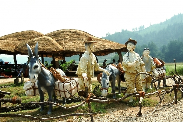 포토 JPG 주간 한국문화 한국전통 시설물 남자 건축 인형 고건축 한국건축 지붕 한국 초가집 사람 야외 모형 동양건축 말_동물 전통의상 한복 상인 당나귀 보부상 남자만 국내포토 자연요소 동양문화 전통 건축물 아시아 포유류 한옥 파일형식 동양