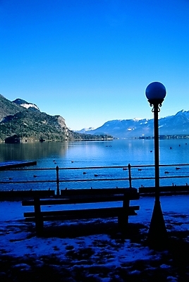 포토 JPG 주간 해외 공공시설 유럽 호수 외국문화 가로등 벤치 의자 자연 산 풍경 사람없음 야외 관광지 강 오스트리아 상트길겐 오스트리아문화 잘츠부르크 국내포토 자연요소 나라 문화 여행 가구 시설 생태계 서양문화 파일형식