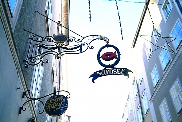 포토 JPG 주간 해외 시설물 건축물 건축 유럽 길 외국문화 해외건축 유럽건축 거리 간판 사람없음 야외 관광지 도시 오스트리아 오스트리아문화 잘츠부르크 국내포토 자연요소 나라 문화 여행 서양건축 서양문화 파일형식