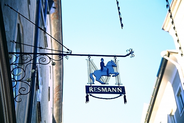 포토 JPG 주간 해외 시설물 건축물 건축 유럽 길 외국문화 해외건축 유럽건축 거리 간판 사람없음 야외 관광지 도시 오스트리아 오스트리아문화 잘츠부르크 국내포토 자연요소 나라 문화 여행 서양건축 서양문화 파일형식