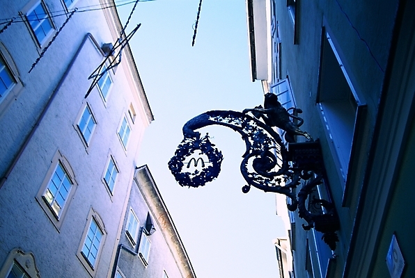 포토 JPG 주간 해외 시설물 건축물 건축 유럽 길 로우앵글 외국문화 해외건축 유럽건축 거리 간판 사람없음 야외 관광지 도시 오스트리아 오스트리아문화 잘츠부르크 국내포토 자연요소 나라 문화 뷰포인트 여행 서양건축 서양문화 파일형식