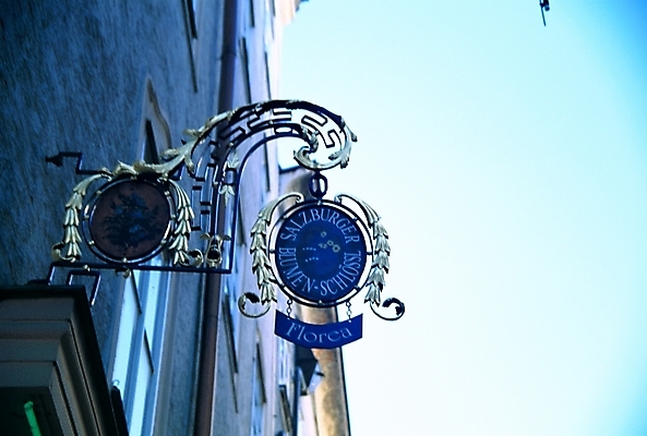 포토 JPG 주간 해외 시설물 건축물 건축 유럽 길 외국문화 해외건축 유럽건축 거리 간판 사람없음 야외 관광지 도시 오스트리아 오스트리아문화 잘츠부르크 국내포토 자연요소 나라 문화 여행 서양건축 서양문화 파일형식