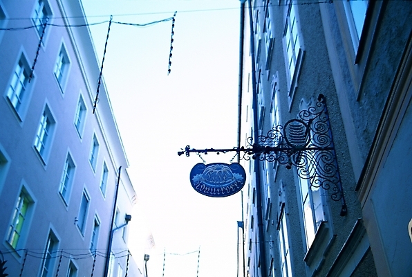 포토 JPG 주간 해외 시설물 건축물 건축 유럽 길 로우앵글 외국문화 해외건축 유럽건축 거리 간판 사람없음 야외 관광지 도시 오스트리아 오스트리아문화 잘츠부르크 국내포토 자연요소 나라 문화 뷰포인트 여행 서양건축 서양문화 파일형식