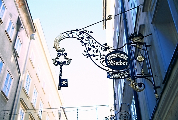 포토 JPG 주간 해외 시설물 건축물 건축 유럽 길 로우앵글 외국문화 해외건축 유럽건축 거리 간판 사람없음 야외 관광지 도시 오스트리아 오스트리아문화 잘츠부르크 국내포토 자연요소 나라 문화 뷰포인트 여행 서양건축 서양문화 파일형식