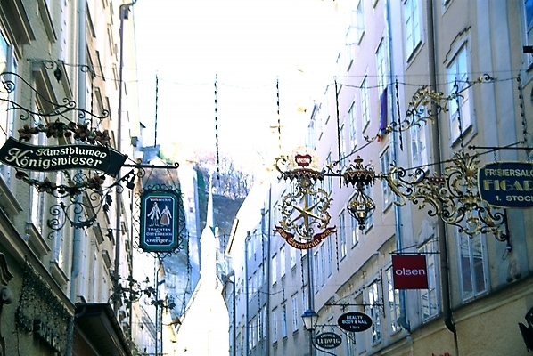 포토 JPG 주간 해외 시설물 건축물 건축 유럽 길 외국문화 해외건축 유럽건축 거리 간판 사람없음 야외 관광지 도시 오스트리아 오스트리아문화 잘츠부르크 국내포토 자연요소 나라 문화 여행 서양건축 서양문화 파일형식