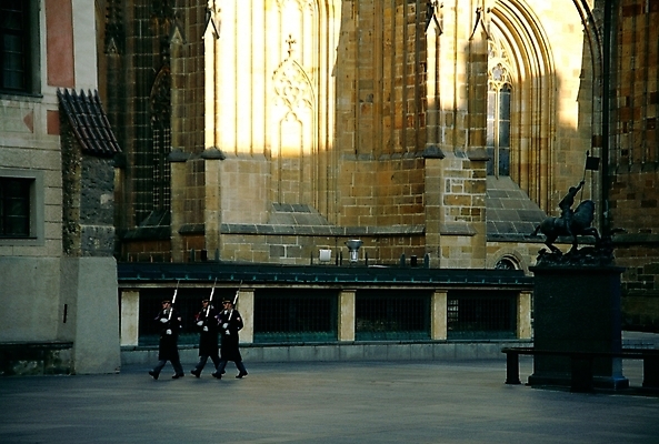 포토 JPG 주간 해외 시설물 건축물 건축 유럽 외국문화 고건축 유적 해외건축 사람 풍경 야외 세명 관광지 조각상 군인 도시 작품 체코 프라하 근위병 국내포토 자연요소 직업 전통 나라 문화 여행 미술 조형물 국군 파일형식