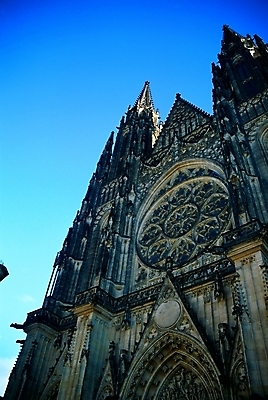 포토 JPG 주간 해외 시설물 건축물 현대건축 건축 유럽 종교 외국문화 유적 건축양식 해외건축 종교건축 유적지 종교시설 하늘 유럽건축 사람없음 야외 건물 파란색 관광지 교회 천주교 체코 프라하 바로크양식 성비투스성당 국내포토 자연요소 전통 나라 문화 컬러 여행 고건축 서양건축 성당 시설 파일형식