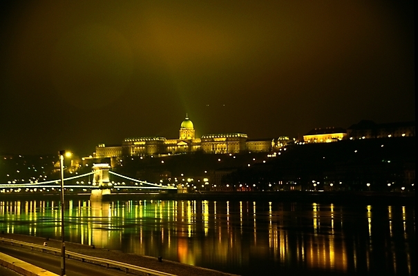 포토 JPG 주간 해외풍경 해외 건축물 유럽 외국문화 야경 가로등 유적지 자연 유럽건축 거리 사람없음 야외 관광지 빛 강 반사 도시 헝가리 부다왕궁 부다페스트 세체니다리 가교 국내포토 자연요소 공공시설 건축 나라 문화 여행 고건축 서양건축 풍경 야간 생태계 동유럽 파일형식 풍경_경치