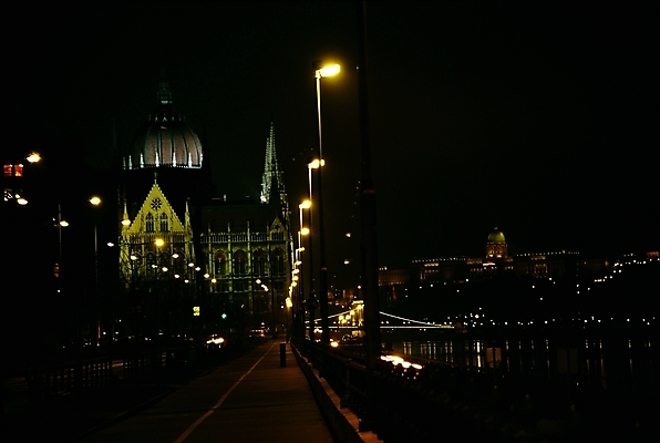 포토 JPG 주간 해외풍경 해외 시설물 건축물 건축 유럽 외국문화 고건축 야경 가로등 해외건축 유적지 자연 유럽건축 거리 사람없음 야외 건물 관광지 빛 강 어둠 도시 국회의사당 헝가리 부다페스트 의사당 국내포토 자연요소 공공시설 나라 문화 여행 서양건축 풍경 야간 생태계 동유럽 파일형식 풍경_경치