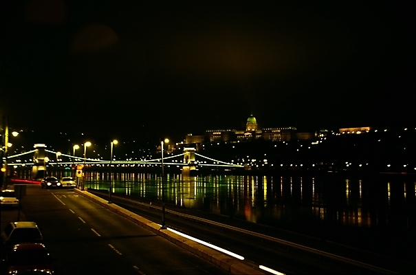포토 JPG 해외풍경 해외 건축물 유럽 도로 육상교통 외국문화 교통 야경 가로등 자동차 유적지 자연 사람없음 야외 관광지 빛 강 어둠 도시 헝가리 부다페스트 세체니다리 가교 국내포토 공공시설 건축 나라 문화 길 교통수단 여행 고건축 교통시설 풍경 야간 생태계 동유럽 파일형식 풍경_경치