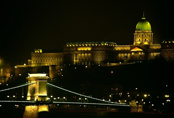 포토 JPG 해외풍경 해외 건축물 유럽 외국문화 야경 유적지 자연 유럽건축 조명 사람없음 야외 관광지 어둠 도시 헝가리 부다왕궁 부다페스트 세체니다리 가교 국내포토 건축 나라 문화 여행 고건축 서양건축 풍경 야간 생태계 동유럽 파일형식 풍경_경치