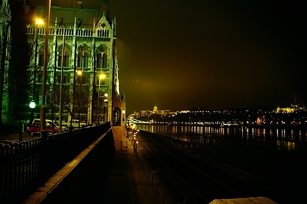 포토 JPG 해외풍경 해외 건축물 유럽 외국문화 야경 가로등 유적지 유럽건축 거리 사람없음 야외 관광지 강 어둠 도시 국회의사당 헝가리 부다페스트 의사당 국내포토 공공시설 건축 나라 문화 여행 고건축 서양건축 풍경 야간 동유럽 파일형식 풍경_경치