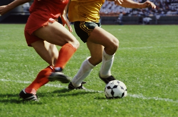 포토 JPG 주간 스포츠 축구공 축구선수 운동선수 사람 야외 두명 신체부위 운동 구기 축구 다리 축구장 축구경기 월드싸커 국내포토 자연요소 공 축구용품 스포츠시설 건강 경기 파일형식