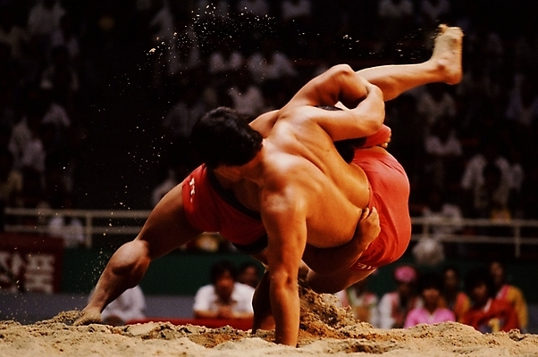 포토 JPG 주간 한국문화 한국전통 남자 스포츠 운동선수 한국 사람 경기 야외 두명 운동 전통놀이 씨름 씨름판 씨름선수 모래판 남자만 국내포토 자연요소 동양문화 전통 아시아 놀이 건강 파일형식