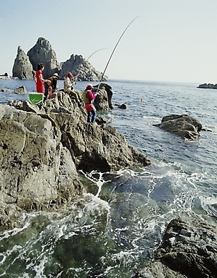 포토 JPG 주간 남자 스포츠 바다 레저 낚시 사람 여러명 야외 레포츠 돌_바위 바위 낚시꾼 바다낚시 남자만 국내포토 자연요소 다수 파일형식