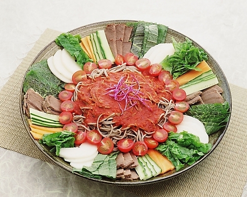 포토 JPG 스튜디오촬영 한국문화 한식 음식 한국 사람없음 면류 면 국수 비빔국수 쟁반국수 쟁반막국수 국내포토 동양문화 아시아 실내 막국수 파일형식