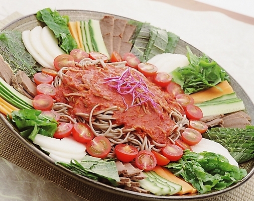 포토 JPG 스튜디오촬영 한국문화 한식 음식 한국 사람없음 면류 면 국수 비빔국수 쟁반국수 쟁반막국수 국내포토 동양문화 아시아 실내 막국수 파일형식