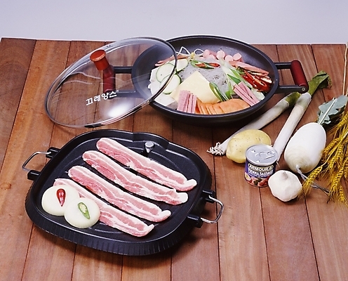 포토 JPG 스튜디오촬영 음식 식재료 양파 감자 마늘 돼지고기 사람없음 뚜껑 냄비 무 삼겹살 불판 통조림 대파 보리이삭 부대찌개 나무배경 국내포토 백그라운드 채소 뿌리채소 실내 육류 솥 찌개 보리 이삭 파 파일형식