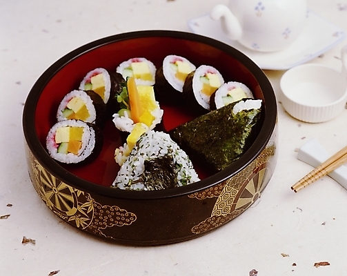 포토 JPG 스튜디오촬영 젓가락 사람없음 찻잔 찻주전자 흰배경 김초밥 주먹밥 도시락통 롤스시 삼각김밥 오니기리 일본음식 국내포토 음식 백그라운드 밥 주전자 잔 수저 실내 초밥 흰색 용기_그릇 김밥 파일형식