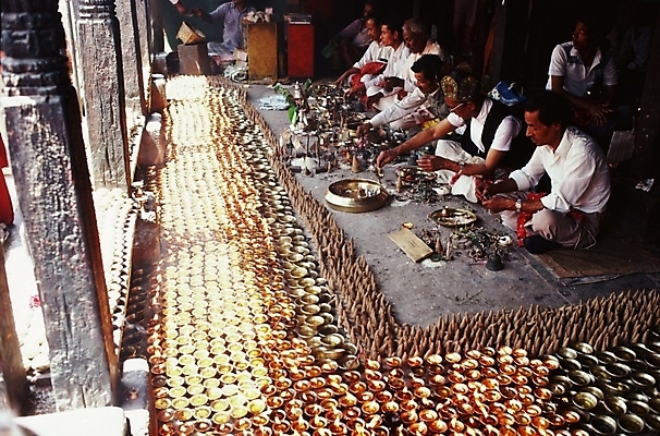 포토 JPG 주간 해외 남자 아시아 종교 외국문화 촛불 사람 여러명 야외 사찰 사원 의식 인도 인도문화 향 남자만 국내포토 자연요소 동양문화 나라 문화 다수 초 종교건축 인도_나라 파일형식