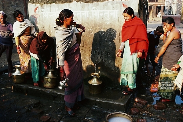 포토 JPG 주간 해외 여자 남자 아시아 외국문화 사람 여러명 야외 인도 인도문화 물동이 국내포토 자연요소 동양문화 나라 문화 다수 인도_나라 파일형식