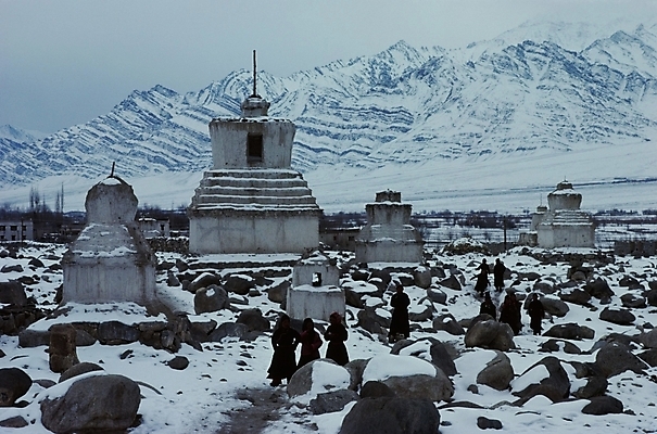 포토 JPG 주간 해외 시설물 건축물 건축 아시아 외국문화 고건축 겨울 해외건축 풍경 여러명 야외 네팔 네팔문화 성지 국내포토 자연요소 동양문화 계절 나라 문화 다수 사람 파일형식