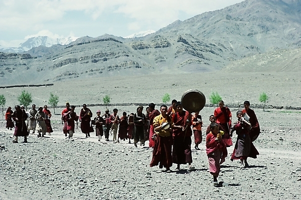 포토 JPG 주간 해외 여자 남자 아시아 외국문화 산 사람 풍경 여러명 야외 네팔 네팔문화 네팔인 성지순례 국내포토 자연요소 동양문화 나라 문화 다수 인종 파일형식