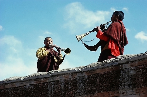 포토 JPG 주간 직업 해외풍경 남자 아시아 악기 외국문화 연주 사람 야외 두명 공연 연주자 네팔 네팔인 남자만 국내포토 자연요소 해외 나라 문화 음악 인종 풍경 이벤트 음악가 파일형식