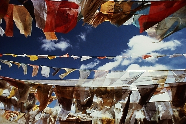 포토 JPG 주간 해외 아시아 외국문화 하늘 풍경 사람없음 야외 빨래 빨랫줄 네팔 네팔문화 국내포토 자연요소 동양문화 나라 문화 줄 가사 파일형식