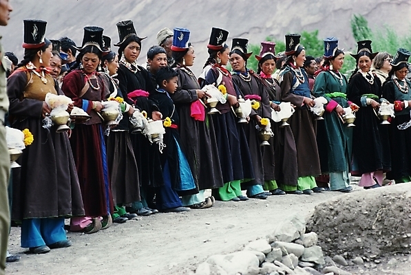 포토 JPG 주간 해외풍경 아시아 외국문화 사람 풍경 여러명 야외 축제 공연 군중 네팔 네팔문화 카트만두 국내포토 자연요소 동양문화 해외 나라 문화 다수 이벤트 파일형식
