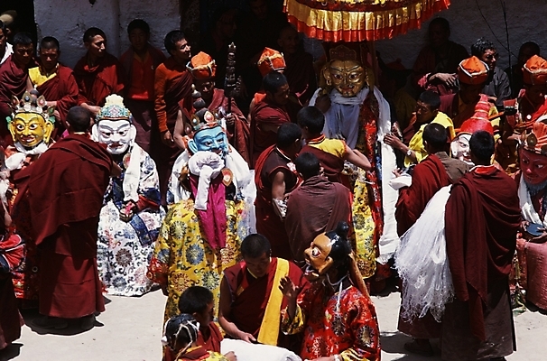 포토 JPG 주간 해외풍경 아시아 외국문화 사람 풍경 여러명 야외 축제 공연 군중 네팔 네팔문화 카트만두 국내포토 자연요소 동양문화 해외 나라 문화 다수 이벤트 파일형식