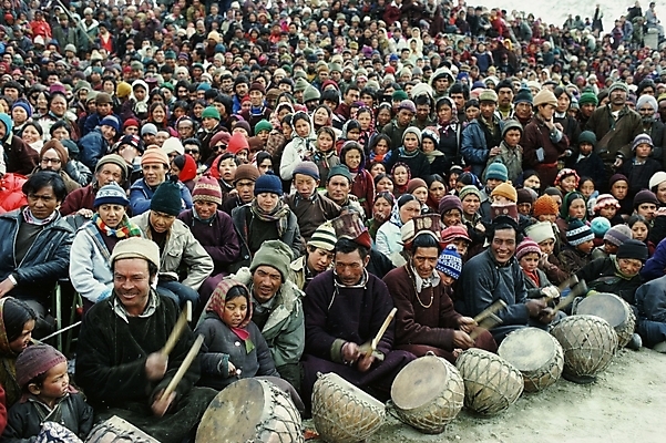 포토 JPG 주간 해외풍경 아시아 외국문화 사람 풍경 여러명 야외 축제 공연 군중 네팔 네팔문화 카트만두 국내포토 자연요소 동양문화 해외 나라 문화 다수 이벤트 파일형식