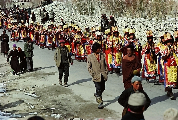포토 JPG 주간 해외풍경 아시아 외국문화 사람 풍경 여러명 야외 축제 공연 군중 네팔 네팔문화 카트만두 국내포토 자연요소 동양문화 해외 나라 문화 다수 이벤트 파일형식