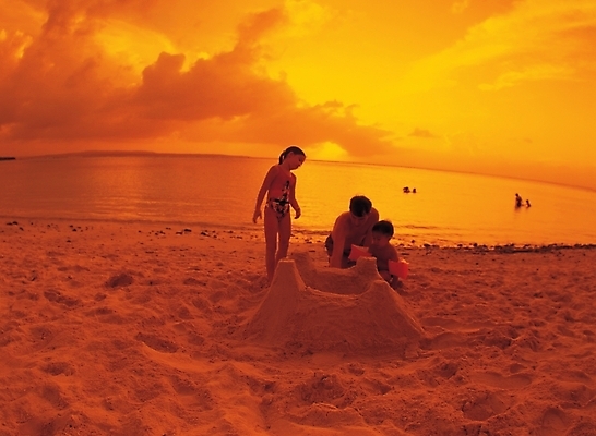 포토 JPG 주간 구름 여자 남자 어린이 바다 가족 놀이 하늘 사람 풍경 해변 야외 두명 모래사장 노을 일몰 저녁 모래성 어린이만 국내포토 자연요소 모래 관계 야간 파일형식