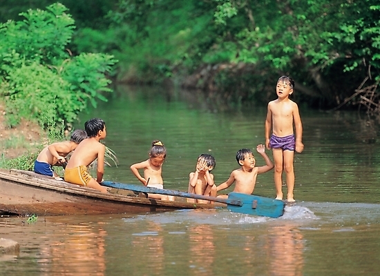 포토 JPG 주간 식물 사계절 계절 여자 남자 어린이 자연 물놀이 사람 동양인 소녀 소년 여러명 야외 여름 계곡 선박 어린이만 국내포토 자연요소 다수 수상교통 놀이 인종 생태계 파일형식