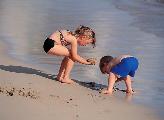 포토 JPG 주간 전신 서양인 외국인 백인 해외풍경 사계절 계절 여자 남자 수영복 어린이 바다 자연 놀이 사람 소녀 소년 해변 야외 두명 여름 모래사장 대서 어린이만 국내포토 자연요소 해외 옷 인종 풍경 절기 생태계 파일형식