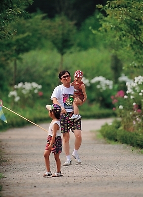 포토 JPG 주간 식물 사계절 계절 여자 남자 꽃 어린이 가족 자연 사람 야외 세명 여름 소풍 산책 산책로 자녀 아빠 곤충채집 채집망 국내포토 자연요소 길 곤충 관계 휴식 야외활동 수집 생태계 파일형식