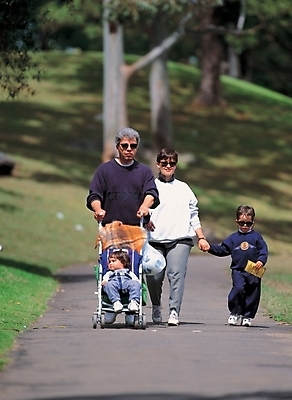 포토 JPG 주간 외국인 나무 식물 공원 여자 남자 길 어린이 가족 사람 여러명 야외 소풍 산책 산책로 외출 유모차 어린이만 국내포토 자연요소 공공시설 다수 관계 휴식 인종 야외활동 아기용품 파일형식