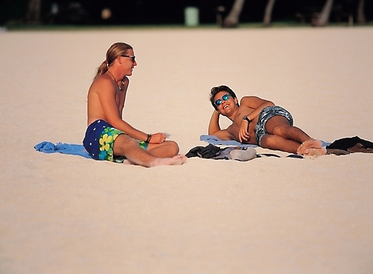 포토 JPG 주간 전신 서양인 외국인 사계절 계절 여자 남자 자연 휴가 사람 성인 해변 야외 두명 여름 여름휴가 바캉스 모래사장 선탠 휴양지 성인만 국내포토 자연요소 바다 인종 장소 생태계 파일형식 여름_계절