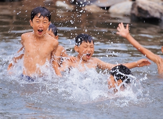 포토 JPG 주간 사계절 계절 남자 어린이 자연 물놀이 방학 여름방학 사람 동양인 소년 여러명 야외 여름 계곡 남자만 어린이만 소년만 국내포토 자연요소 다수 놀이 휴가 인종 생태계 파일형식 여름_계절