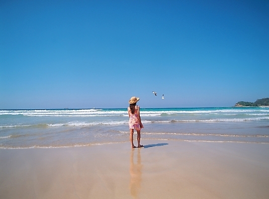 포토 JPG 주간 전신 여자 파도 바다 여행 하늘 휴가 한명 서기 사람 20대 성인 해변 야외 뒷모습 모래사장 휴양지 여자만 여자한명만 성인여자만 청년만 청년여자만 성인한명만 청년여자한명만 성인여자한명만 성인만 국내포토 자연요소 1 뷰포인트 모션 청년 장소 파일형식