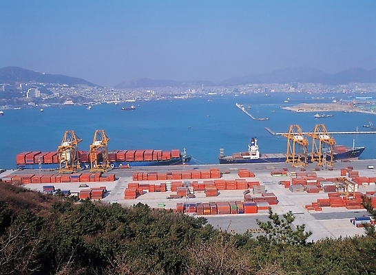 포토 JPG 주간 해외풍경 시설물 건축물 공공시설 현대건축 건축 산업 바다 백그라운드 교통 수상교통 하늘 풍경 사람없음 야외 건물 항구 운송업 컨테이너 화물선 무역 국내포토 자연요소 해외 교통수단 배_교통 교통시설 시설 파일형식