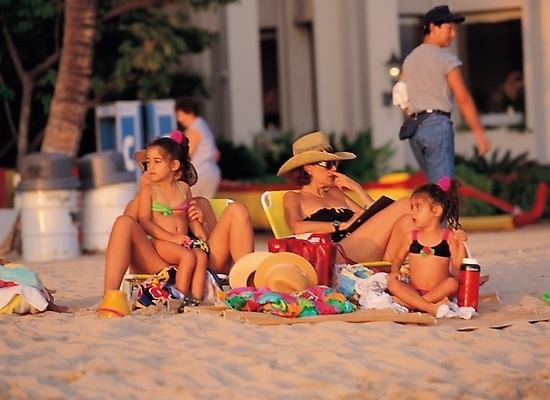 포토 JPG 주간 외국인 웰빙 여자 남자 수영복 어린이 여행 가족 휴가 사람 여러명 해변 야외 비키니 모래사장 휴양지 어린이만 국내포토 자연요소 옷 바다 다수 관계 인종 장소 파일형식