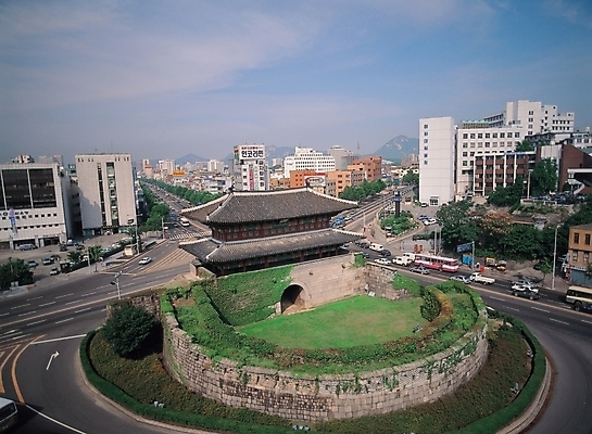 포토 JPG 주간 한국문화 한국전통 건축물 건축 도로 육상교통 백그라운드 교통 자동차 하늘 서울 한국 풍경 빌딩 사람없음 야외 건물 문화재 도시 흥인지문 상업시설 국내포토 자연요소 동양문화 전통 아시아 길 교통수단 교통시설 시설 상업 랜드마크 파일형식