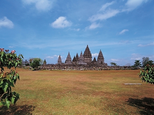 포토 JPG 주간 나무 식물 구름 해외풍경 시설물 건축 아시아 외국문화 여행 배경화면 백그라운드 고건축 잎 해외건축 유적지 하늘 나뭇잎 풍경 잔디 초원 사람없음 야외 관광지 동양건축 인도네시아 인도문화 인도네시아건축 프롬바난사원 국내포토 자연요소 동양문화 해외 건축물 나라 문화 사찰 인도_나라 파일형식 동양